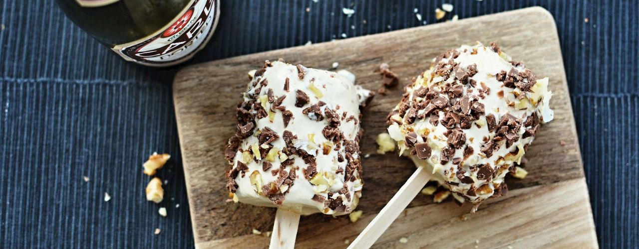 Maskulin øl-is med karamelliserede valnødder (4 små maskuline isbomber)