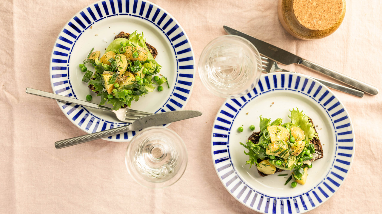 Grøn kartoffelsalat på ristet rugbrød