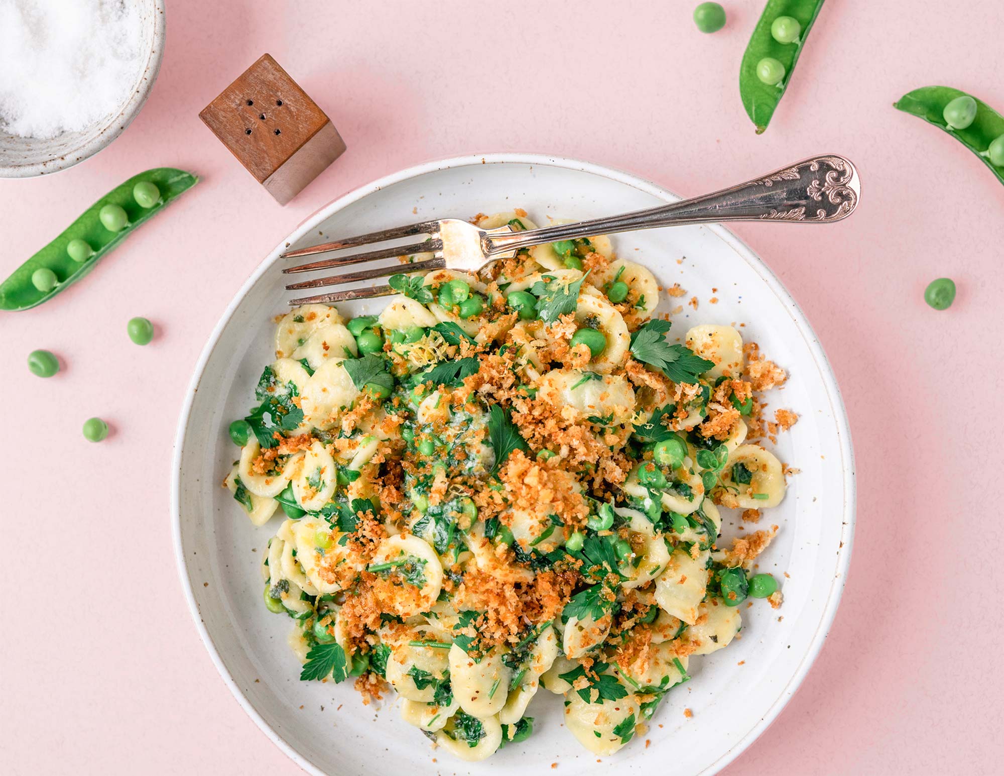 Orecchiette med urter, ærter  & parmesanbrødkrummer