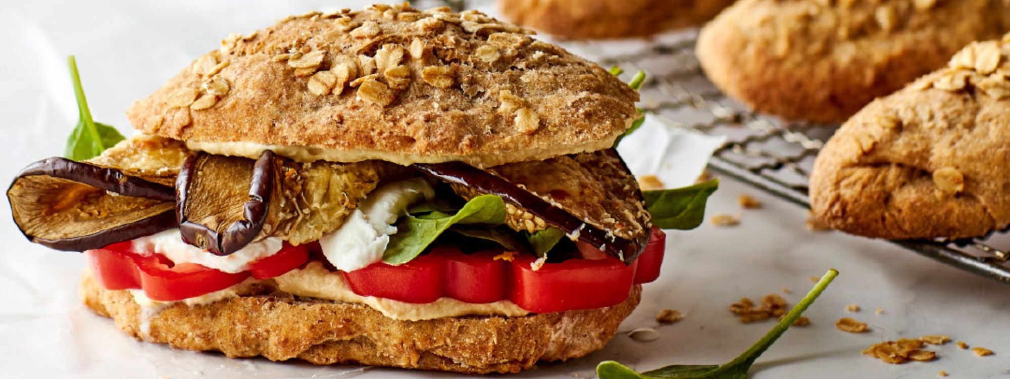 Sandwich med bagt aubergine, hummus og mozzarella