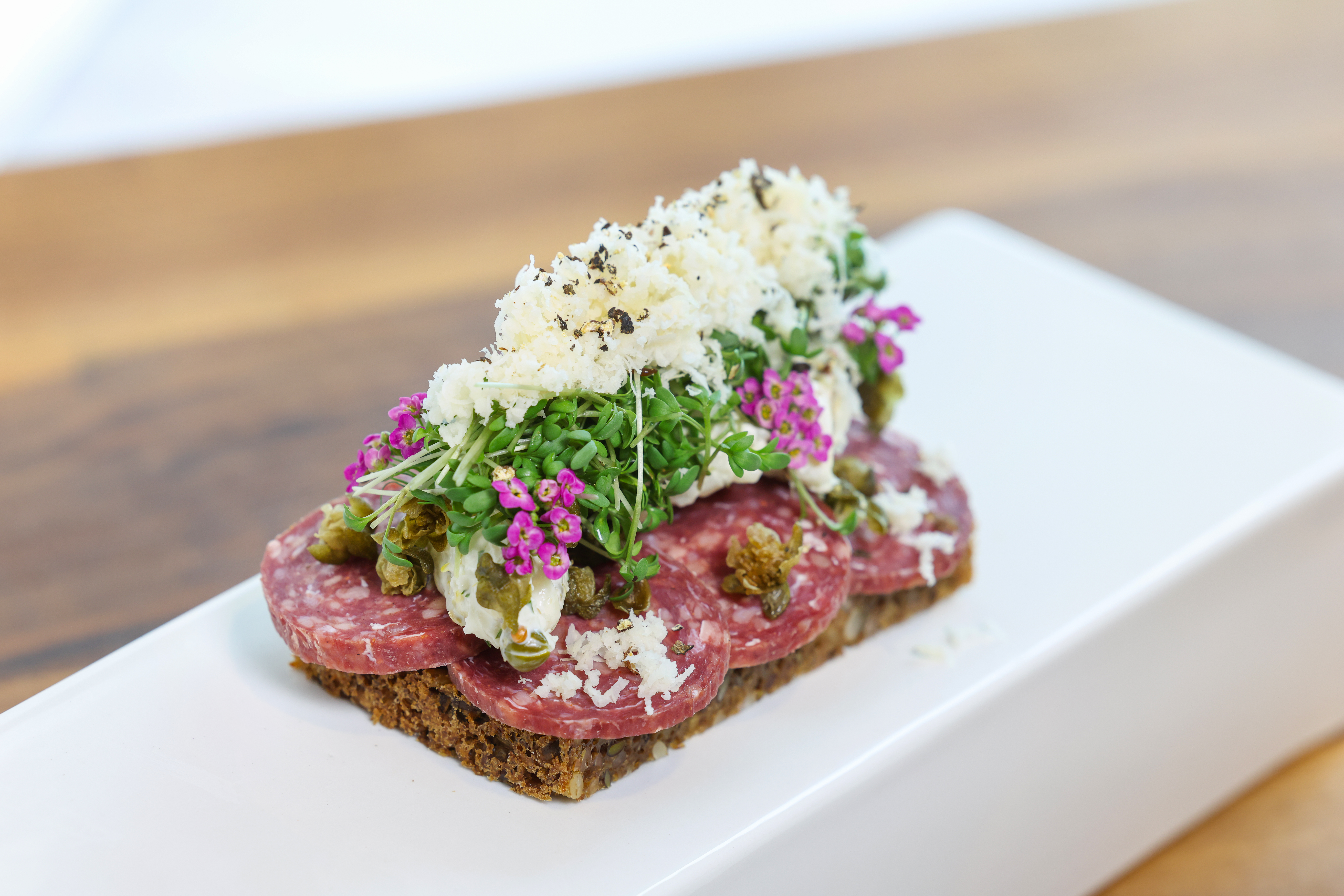 Spegepølse på rugbrød med selleri-remoulade og kapers
