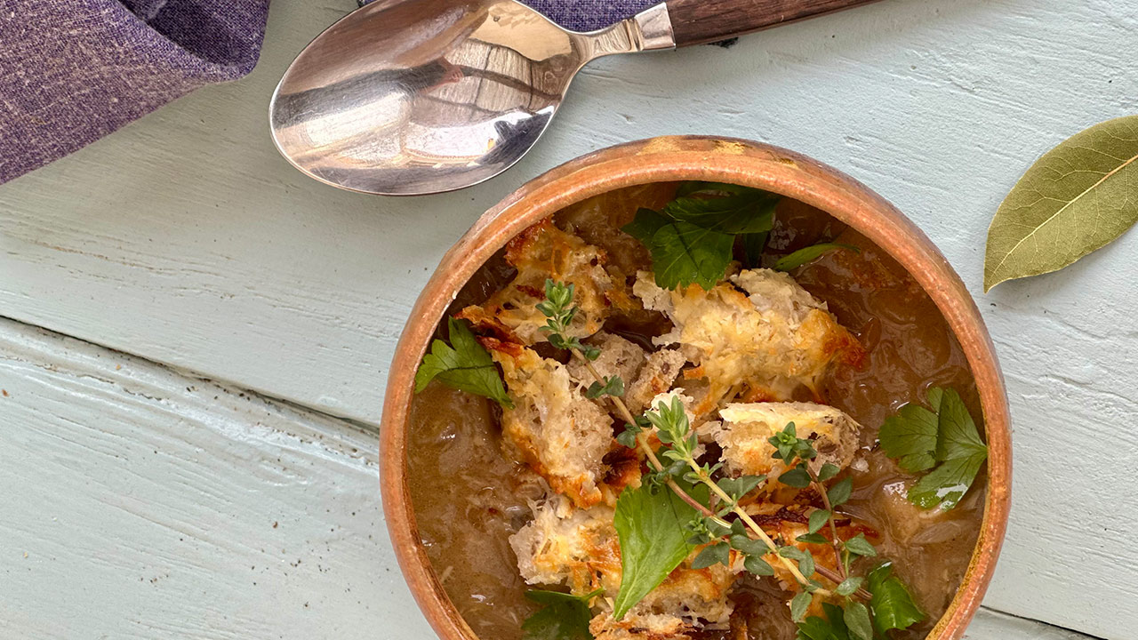 Klassisk fransk løgsuppe med croutoner