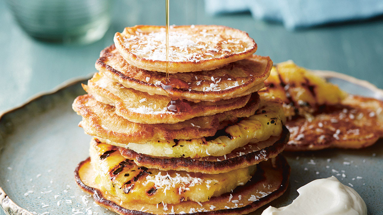 Speltpandekager med grillede ananasstykker