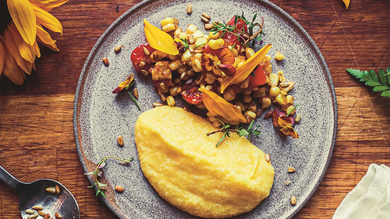 Stegte majskorn, tomat og polenta