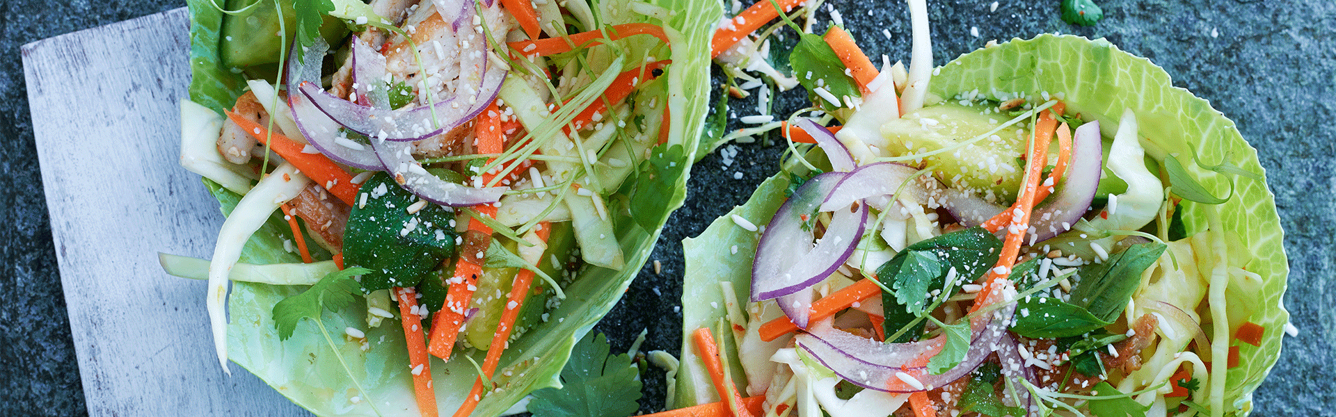 Asiatisk kalkunsalat med kål, urter, chili/lime-dressing og ristet ris