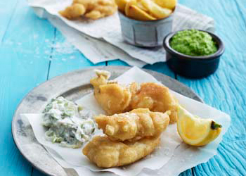 Fish and chips med tatarsauce, ærtepuré og kartoffelchips