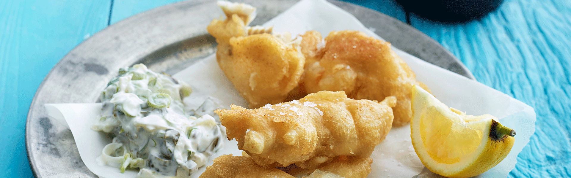 Fish and chips med tatarsauce, ærtepuré og kartoffelchips