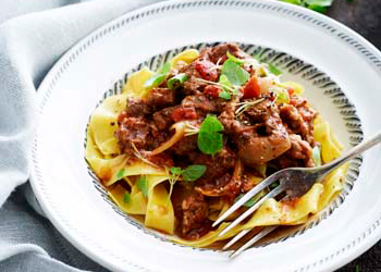 Græsk oksegryde med tomat, kanel, oregano og pasta