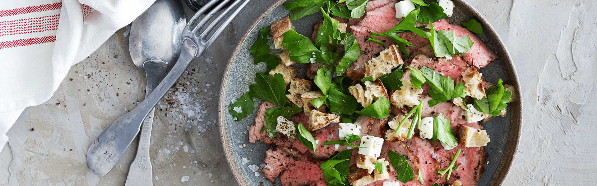 Kalvecuvette med grillet sommergrønt, gedeost og urter