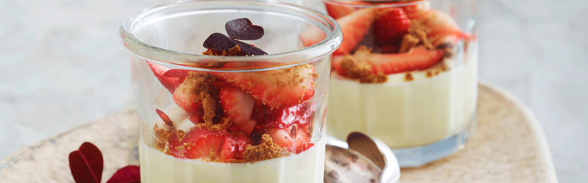 Kærnemælkscreme med jordbær og kanelcrunch