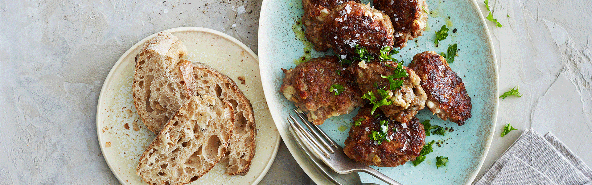 Lammefrikadeller med soltørrede tomater, feta, knoldselleri og hasselnødder