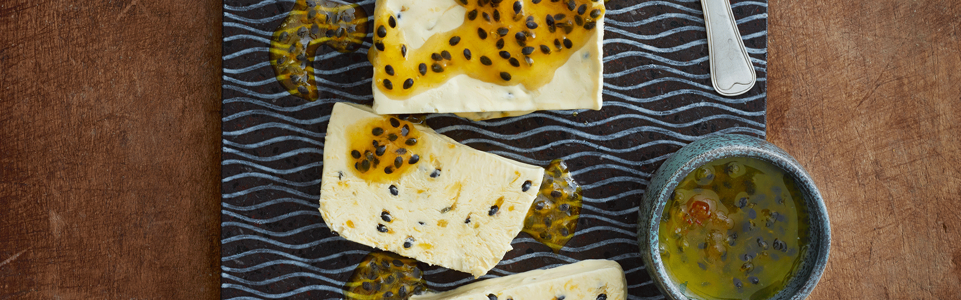 Passionsfrugt semifreddo is