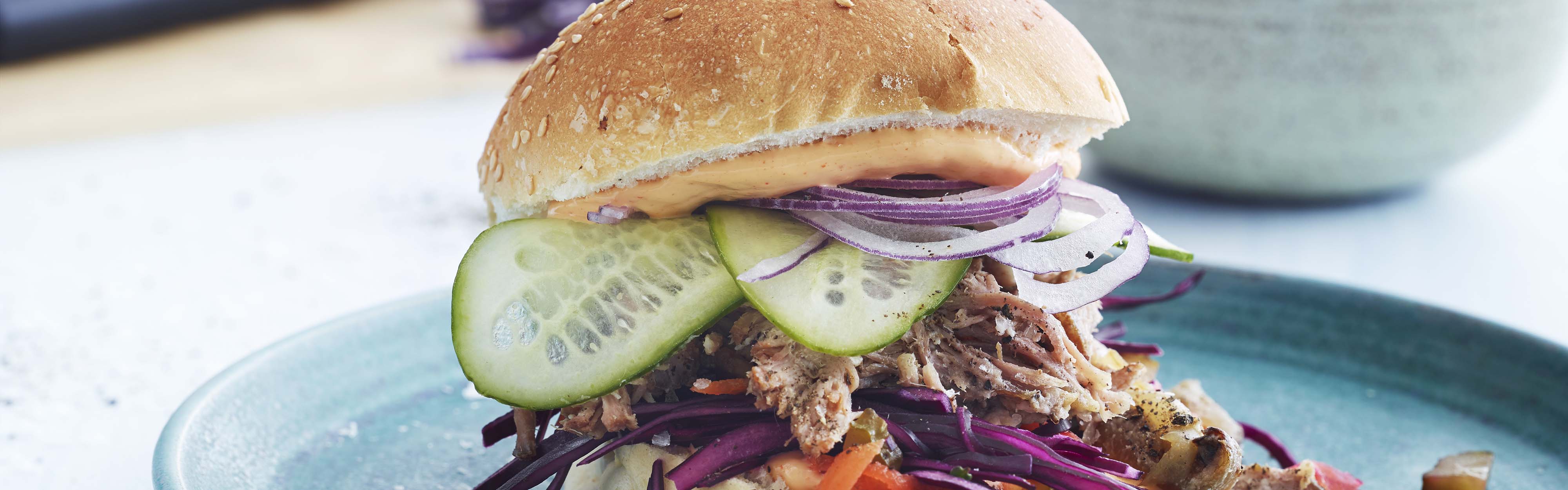 Pulled pork burger med rødkålssalat, syltet agurk og spicy mayonnaise