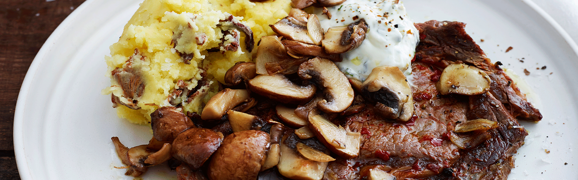 Ribeye med mos, svampe og urteskyr