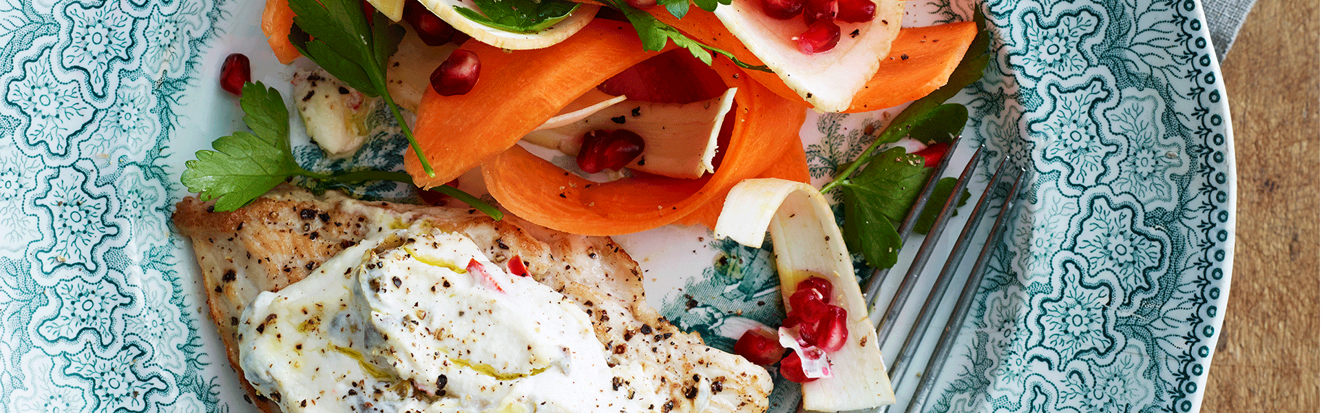 Schnitzel med ricottaost, kapers, chili og rå rodfrugtsalat