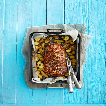 Sommer-flæskesteg med fennikelfrø, nye kartofler, persille og oliven tapenade