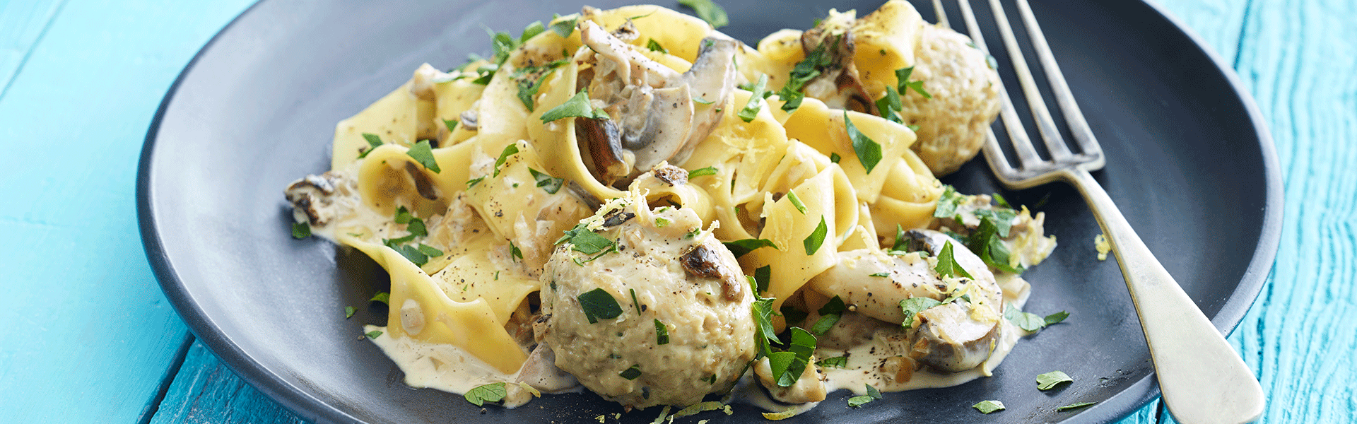 Tagliatellepasta med kyllingeboller og svampe