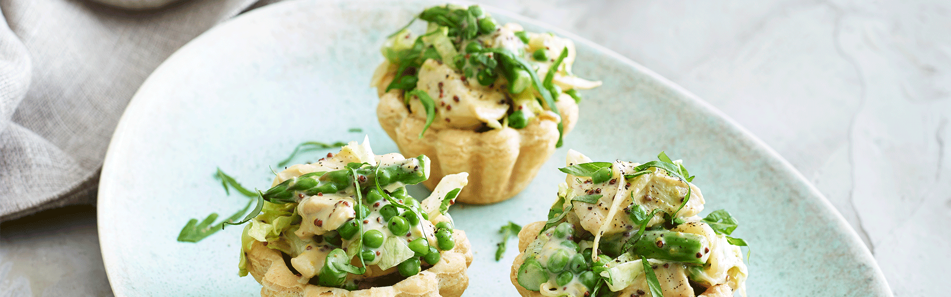 Tarteletter med kylling, asparges, ærter, basilikum og sennepsfløde