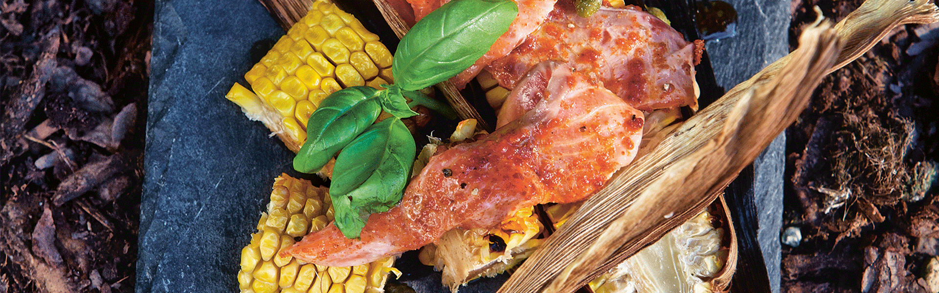 Råmarineret laks med grillmajs og kartofler i røget dip