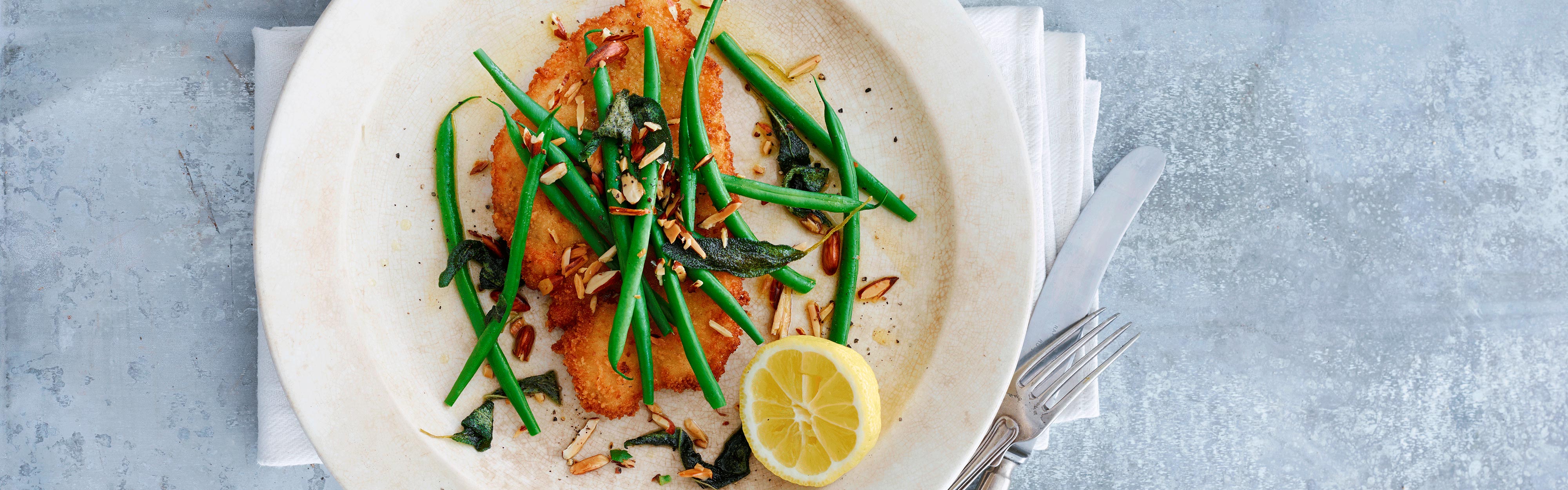 Kyllingeschnitzel med grønne bønner, mandler og salviesmør