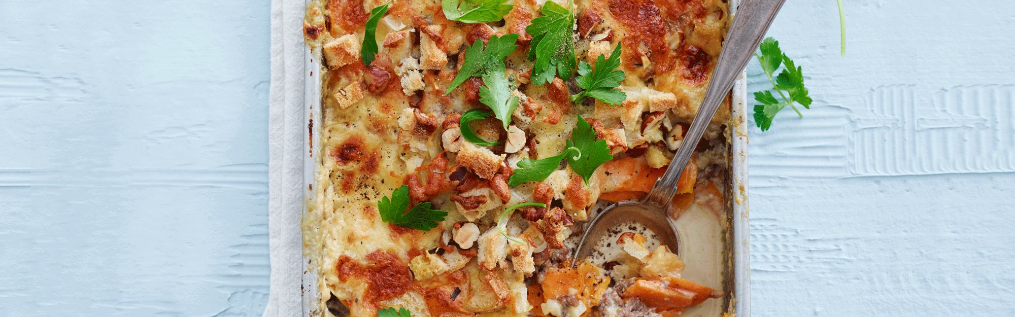 Sødkartoffel lasagne med oksekød, timian og hasselnødde crunch