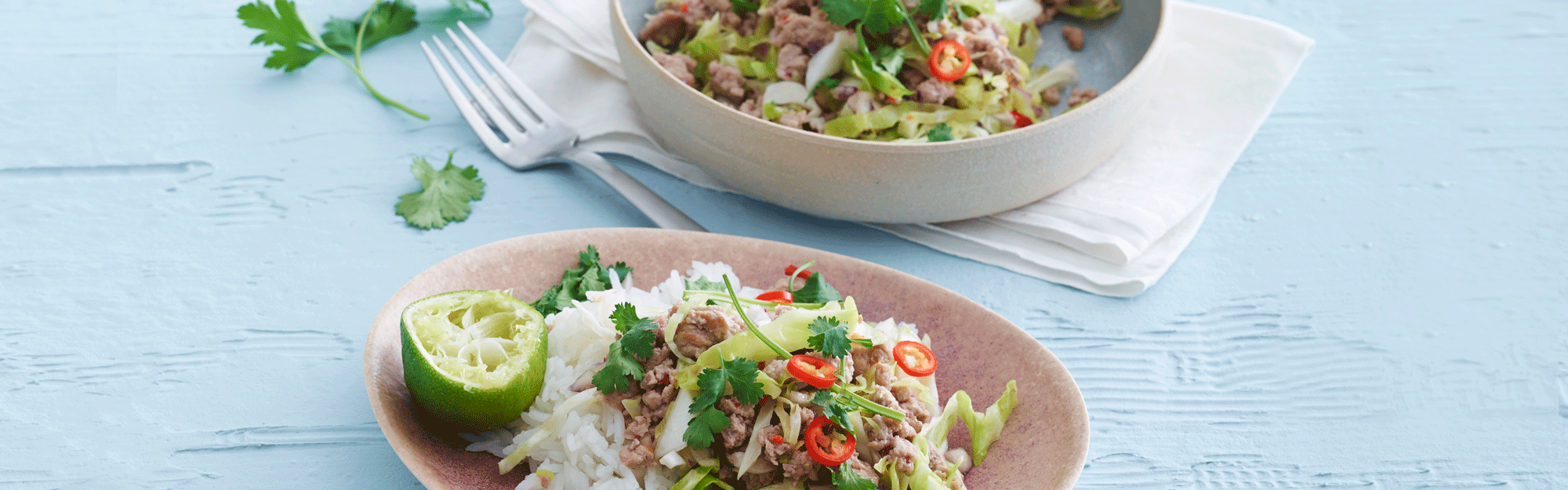 Thaisalat med hakket gris, chili, lime, koriander og spidskål