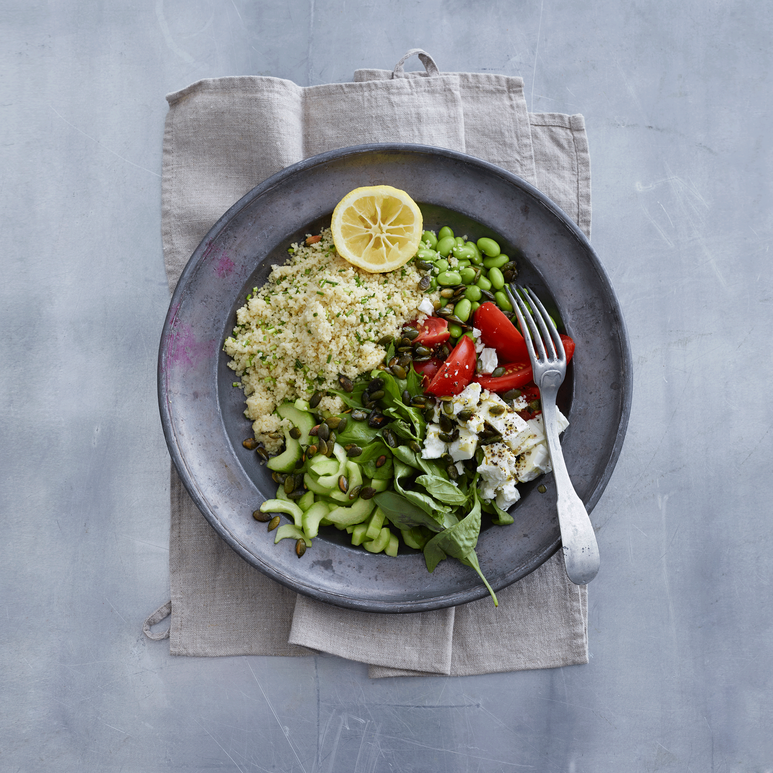 Cous-cous salat med tomater, edamame bønner og feta