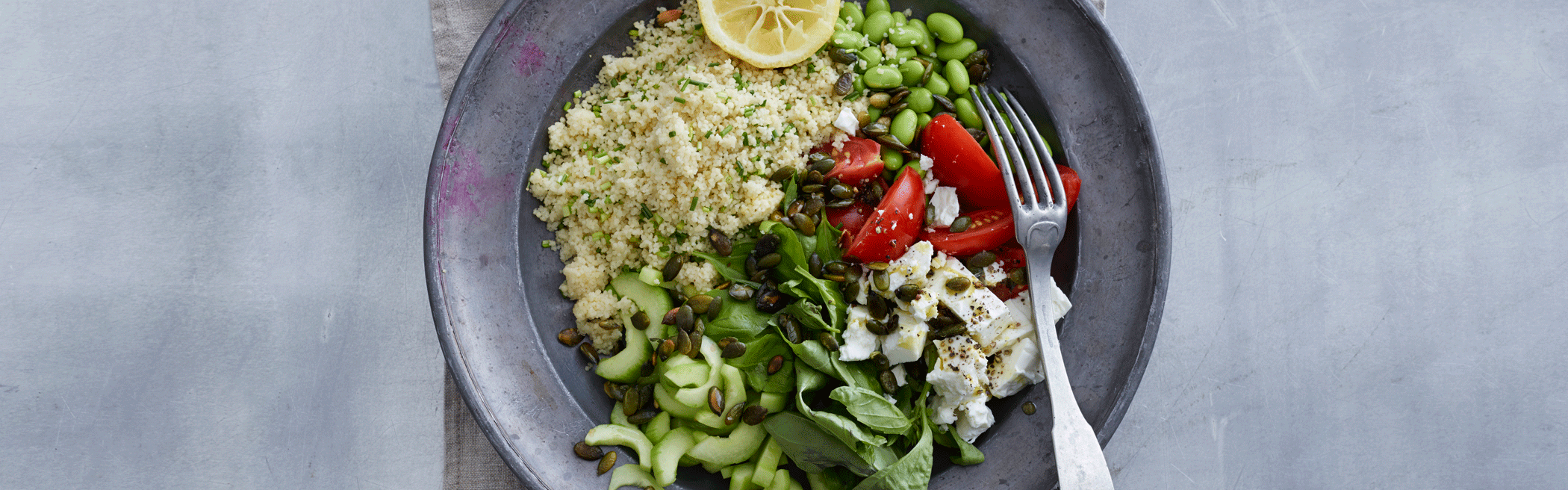 Cous-cous salat med tomater, edamame bønner og feta