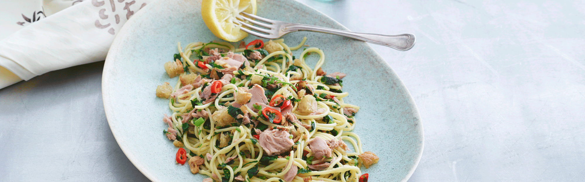 Tun med spaghetti, persille, chili, hvidløg og brødkrummer