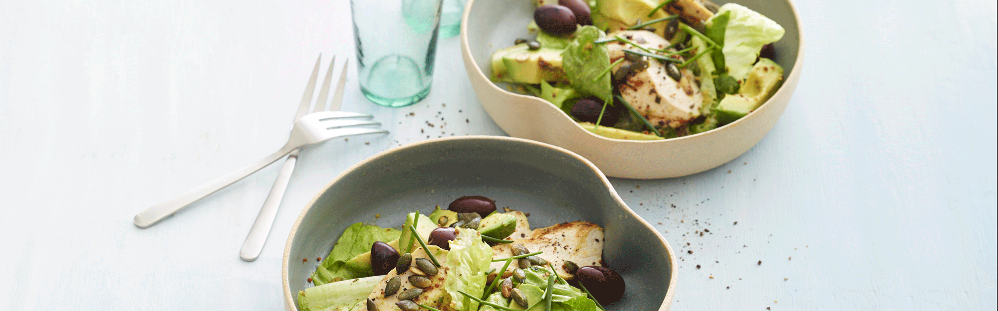 Grillet kylling med avocado, oliven og hjertesalat