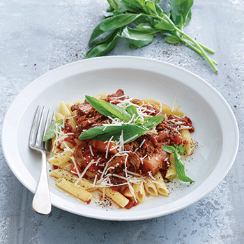 Braiseret okseragout med rodfrugter, timian og pasta penne