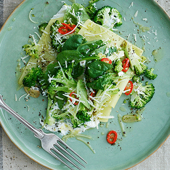Åben ravioli med gedeost, broccoli, spinat og chili