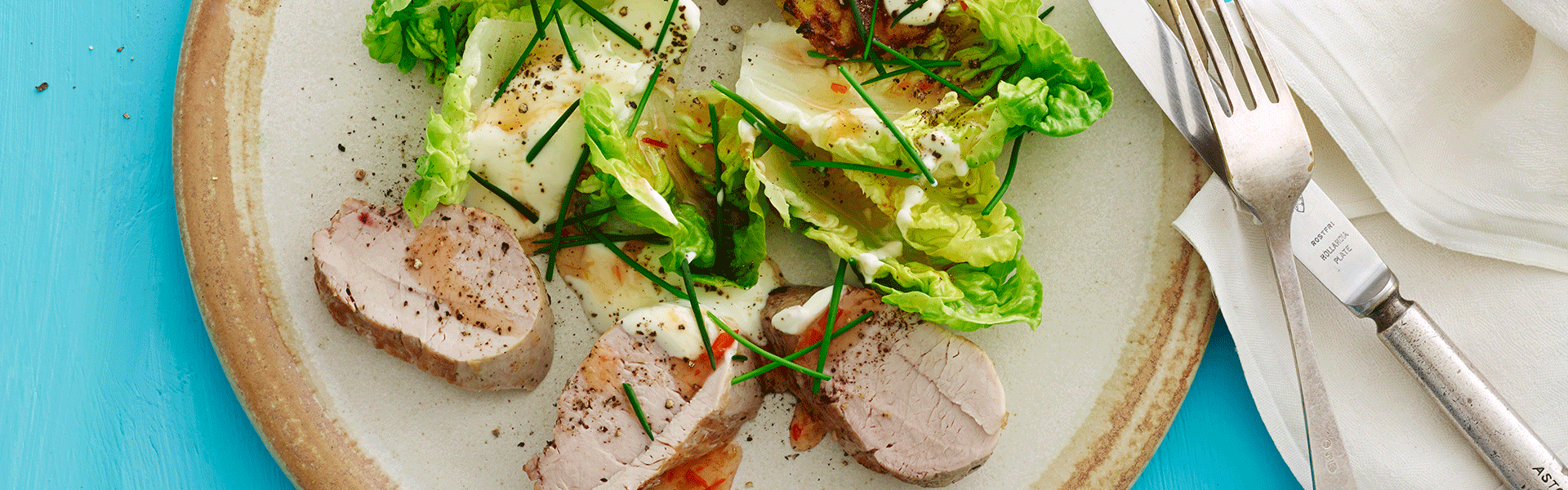 Svinemørbrad med majskage, hjertesalat og sød chili sauce