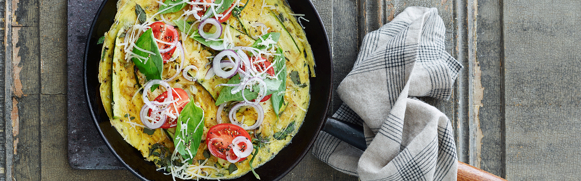 Squash frittata med løg og cherrytomater