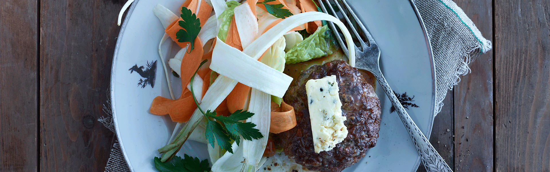 Hakket hjortebøf med hvedekerner, rå rødder og blåskimmel