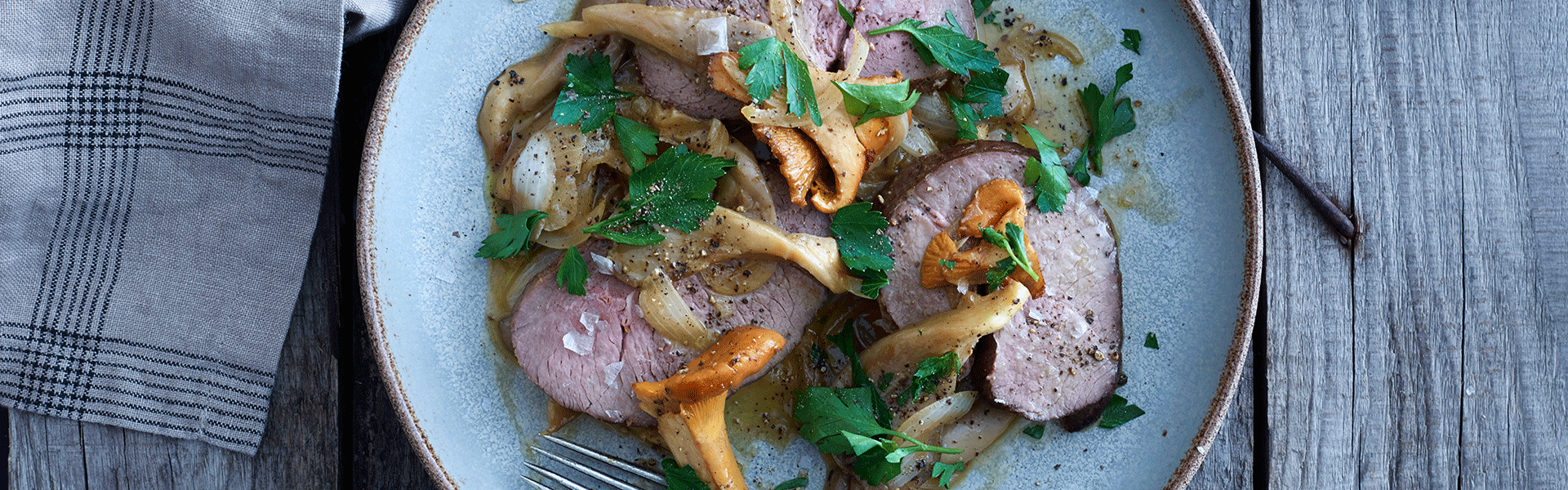 Vildtfilet med vilde svampe, løg og balsamico