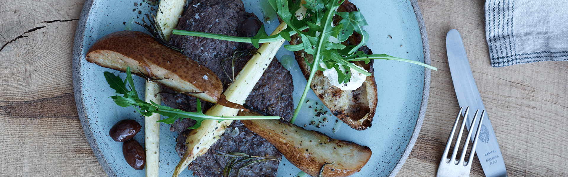 Bøf med rosmarin pære-persillerod, friskost og rucolasalat