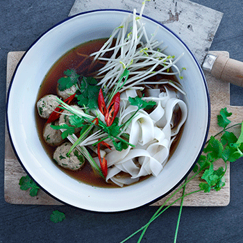 Nudelsuppe med kødboller, ingefær, koriander og chili