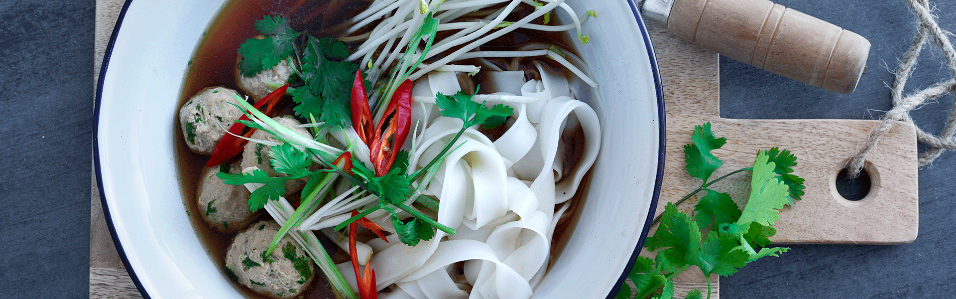 Nudelsuppe med kødboller, ingefær, koriander og chili