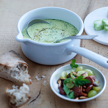 Broccolisuppe med chorizo, vindruer og mandler