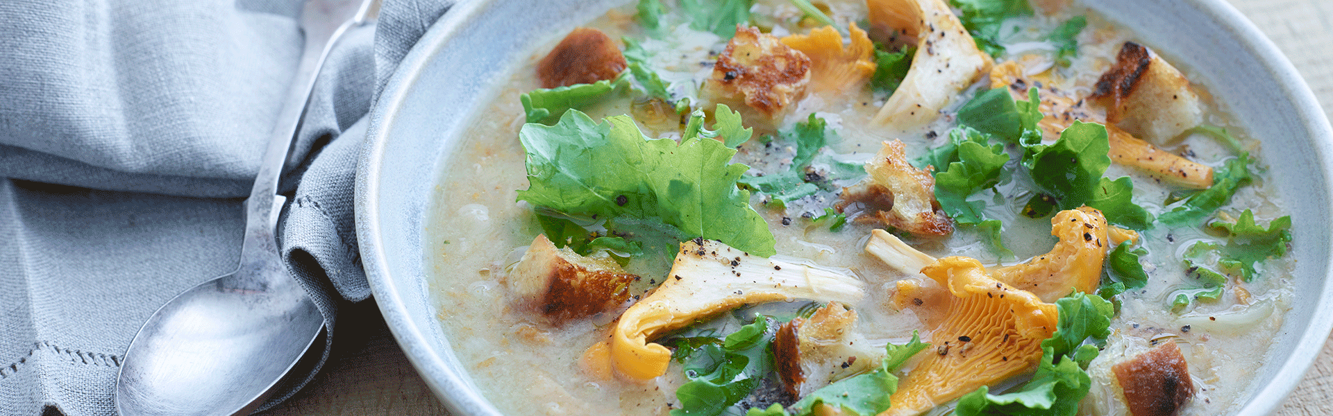 Kantarelsuppe med grønkål, brødcrutoner og fromage fraiche