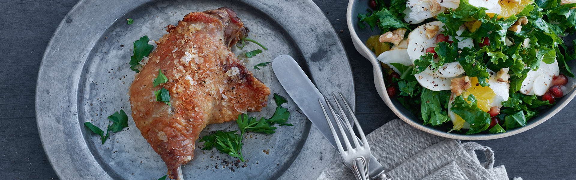 Stegt and med grønkålssalat, granatæble og persille