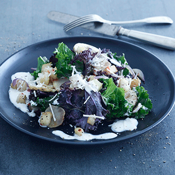 Wokstegte jordskokker med grønkål, æbler og parmesan-yoghurt