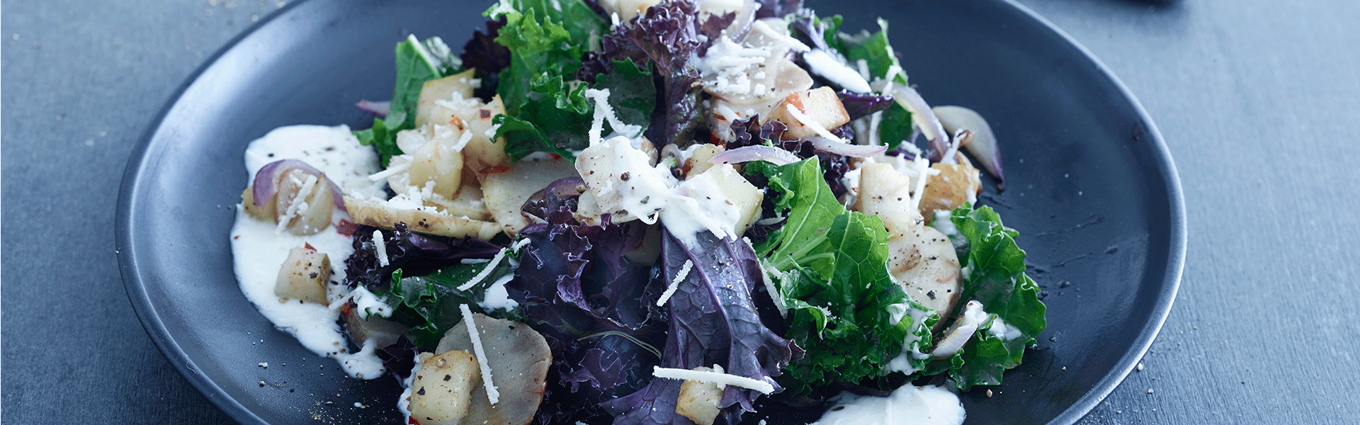 Wokstegte jordskokker med grønkål, æbler og parmesan-yoghurt