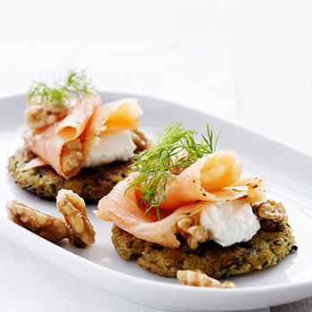 Courgette blinis med røget laks og glaserede valnødder