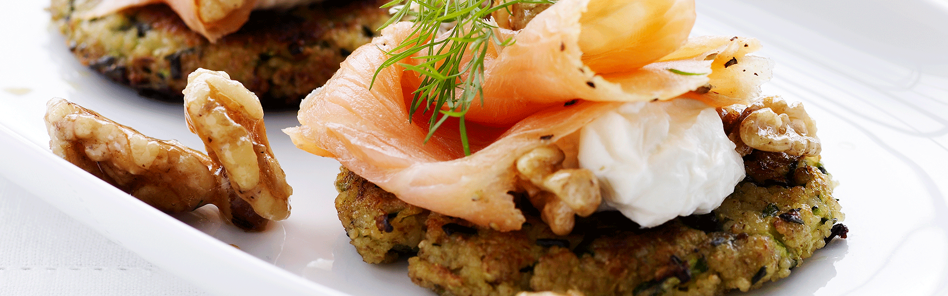 Courgette blinis med røget laks og glaserede valnødder