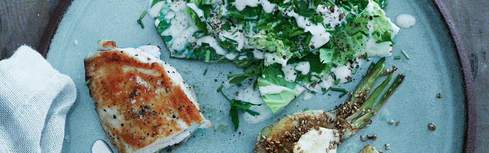 Stegt kyllingebryst med bagte sellerifritter og grov kålsalat