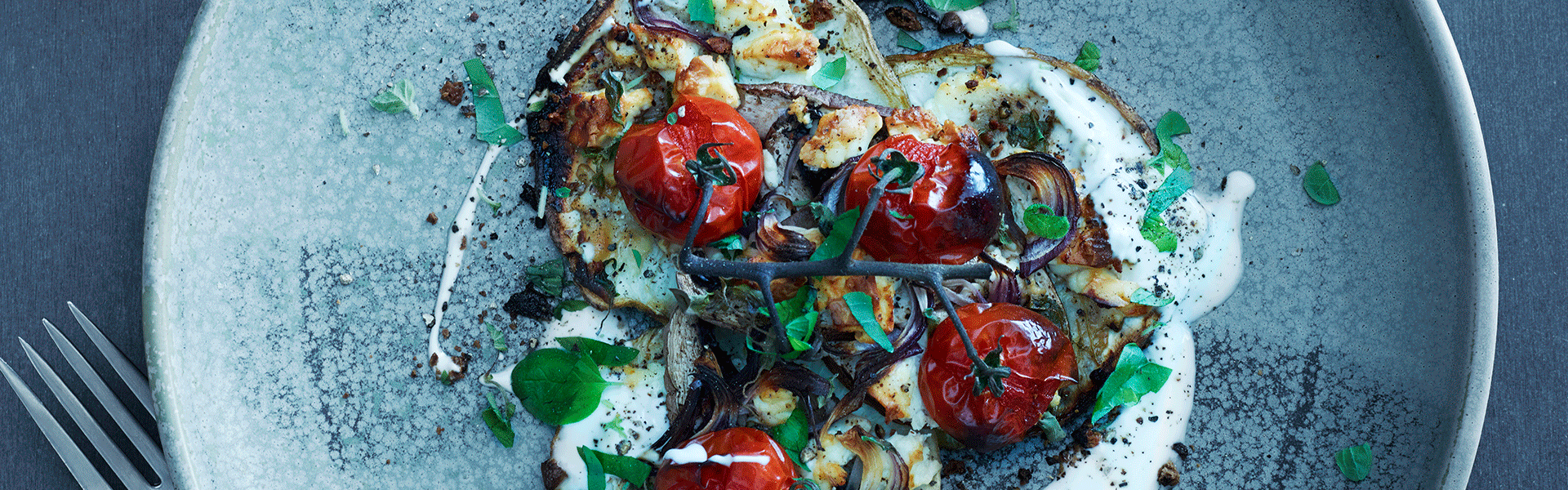 Bagt selleri-pizza med portobello svampe, fetaost og urter