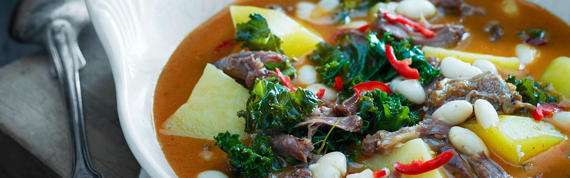 Oksehalesuppe med grønkål, hvide bønner, kartofler og chili