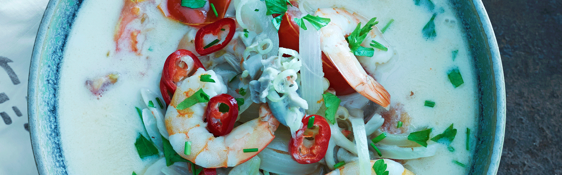 Thai kokossuppe med tigerrejer, østershatte, tomat og citrongræs